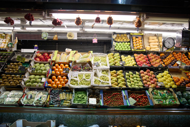 Archivo - Expositor de una frutería en un mercado,