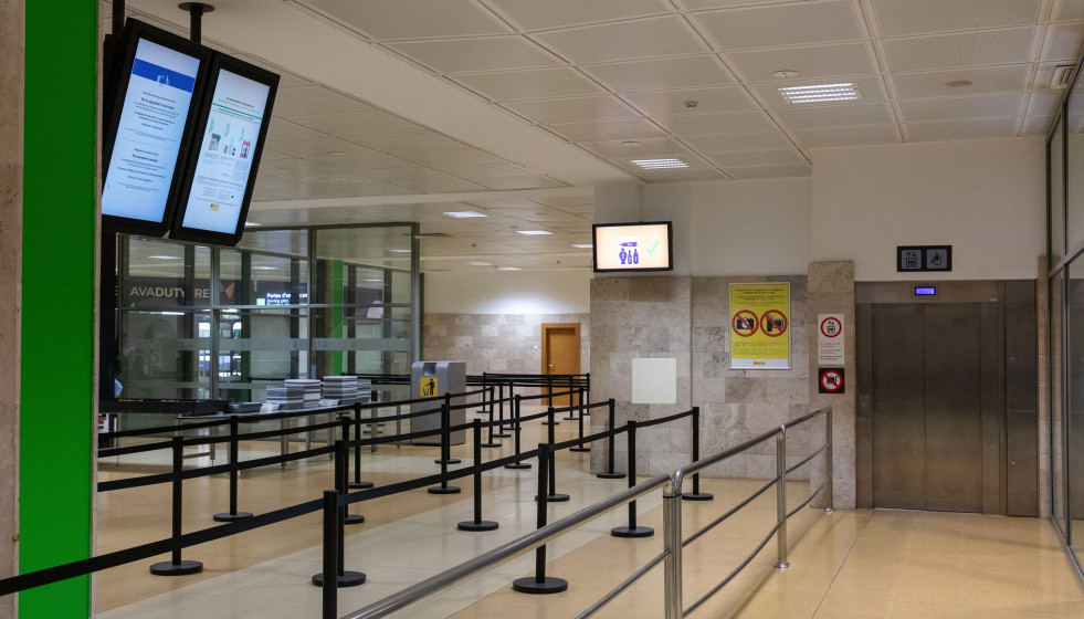 Archivo - Control de pasaportes del Aeropuerto de Girona-Costa Brava
