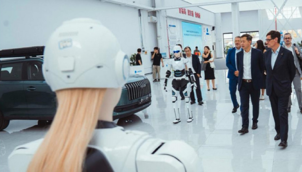 El presidente de la Generalitat, Salvador Illa, durante su visita a la sede central de Chery en Wuhu (China) este miércoles