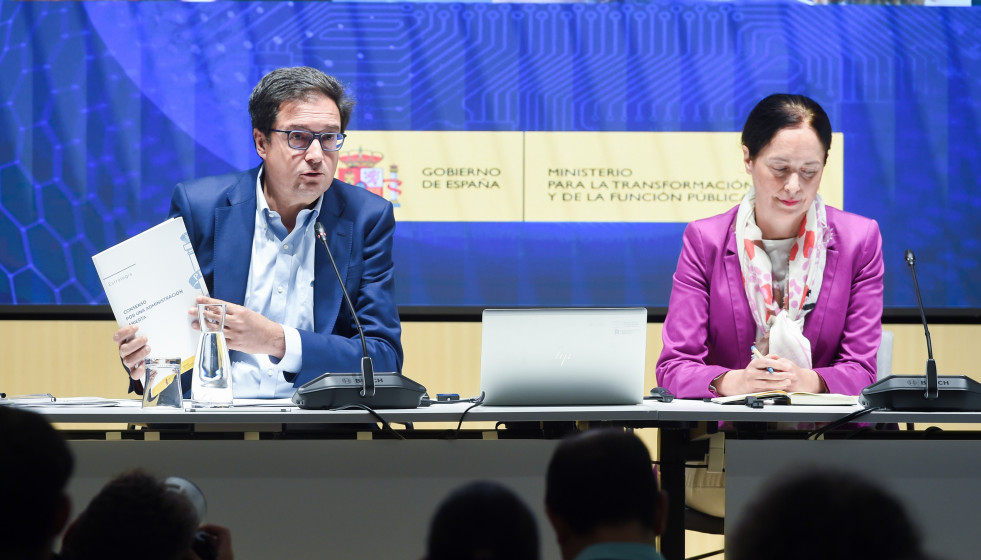 El ministro para la Transformación Digital y de la Función Pública, Óscar López, y la secretaria de Estado de Función Pública, Clara Mapelli.