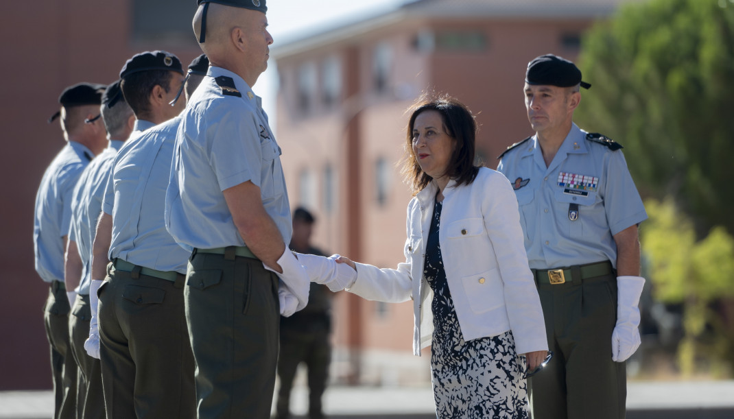 La ministra de Defensa, Margarita Robles, y el General de Brigada Almogáraves, VI de Paracaidistas, Pedro Luis Gutiérrez Alcalá, durante el homenaje a los caídos en honor de los caballeros legiona