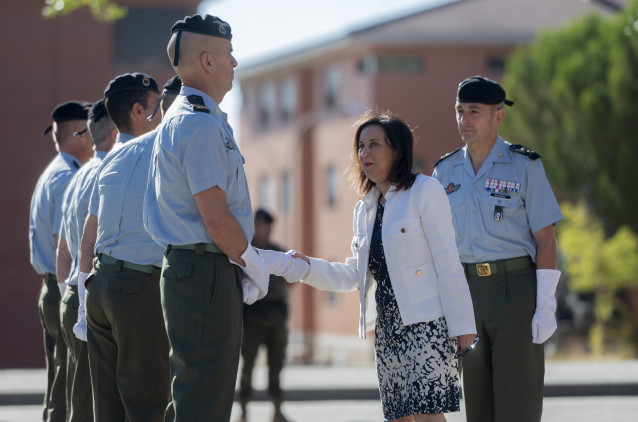 La ministra de Defensa, Margarita Robles, y el General de Brigada Almogáraves, VI de Paracaidistas, Pedro Luis Gutiérrez Alcalá, durante el homenaje a los caídos en honor de los caballeros legionarios paracaidistas fallecidos, en Madrid.