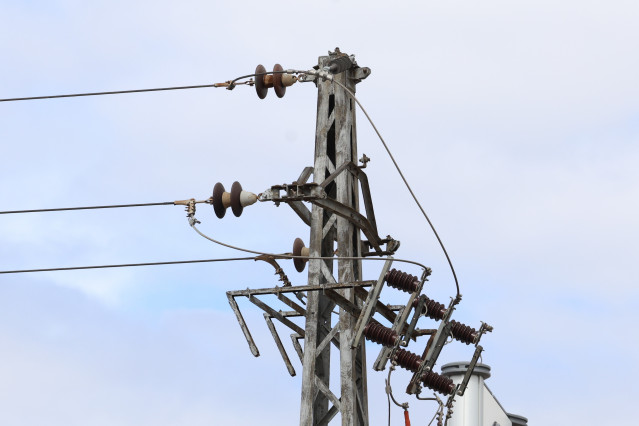 Archivo - Un poste eléctrico, a 14 de marzo de 2025, en Madrid (España).