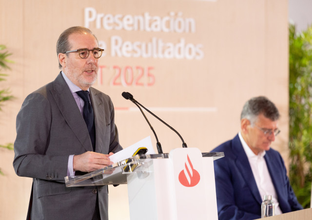 El consejero delegado, Héctor Grisi, durante una rueda de prensa, en la Ciudad del Grupo Santander, a 30 de julio de 2025, en Boadilla del Monte, Madrid (España). Banco Santander obtuvo un beneficio neto atribuido de 6.833 millones de euros entre enero y