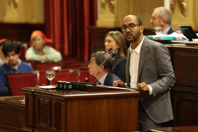 Archivo - El diputado del PSOE Omar Lamin interviene durante un pleno en el Parlament balear.