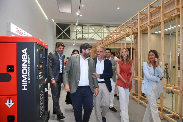 El presidente del PP de la Regió de Murcia,  Fernando López Miras, junto con el el vicesecretario de Política Autonómica, Municipal y Análisis Electoral del PP, Elías Bendodo, en San Javier