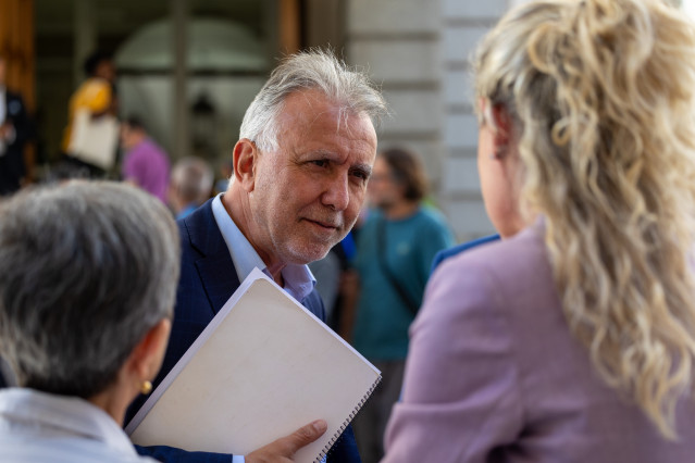 El ministro de Política Territorial y Memoria Democrática, Ángel Víctor Torres, a su llegada a una sesión plenaria extraordinaria, en el Congreso de los Diputados, a 22 de julio de 2025, en Madrid (España). El Congreso cierra este martes, 22 de julio, el