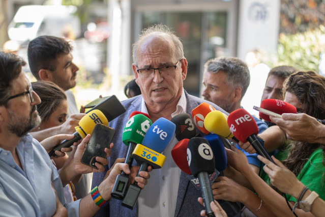 El presidente y cofundador de la Asociación SOS Desaparecidos, Joaquín Amills, durante una reunión con el presidente del PP, Alberto Núñez Fiejóo, en la sede del PP