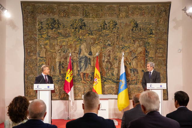 El presidente de Castilla-La Mancha, Emiliano García-Page, y el presidente de las Islas Canarias, Fernando Clavijo, en el Palacio de Fuensalida.