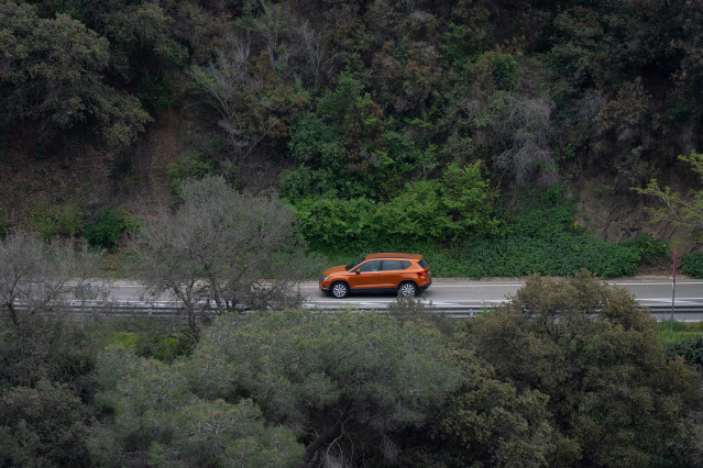 Archivo - Un coche circula por una carretera
