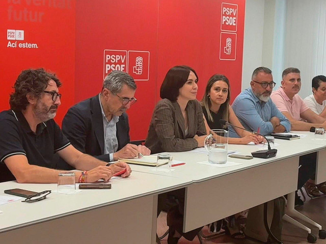 La ministra de Ciencia y Universidades y secretaria general del PSPV-PSOE, Diana Morant (c), junto a José María Ángel (i)