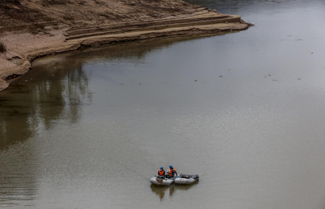 Archivo - Una lancha trabaja para limpiar el agua tras el efecto de la DANA en la presa de Buseo, a 11 de diciembre de 2024, en Chera, Valencia, Comunidad Valenciana (España).