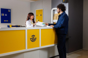 Imagen de la entrega de un paquete de una oficina de Correos