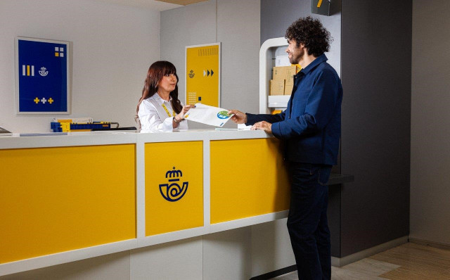 Imagen de la entrega de un paquete de una oficina de Correos