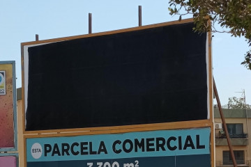 Una de las vallas publicitarias de Vox tapada con una lona negra en El Ejido (Almería).