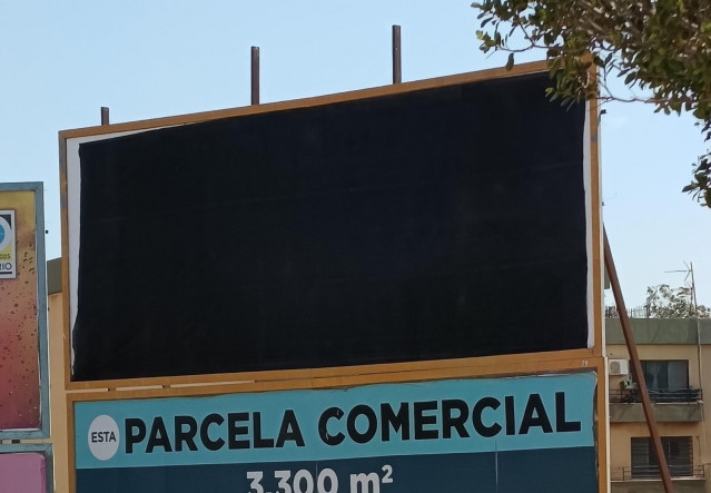 Una de las vallas publicitarias de Vox tapada con una lona negra en El Ejido (Almería).