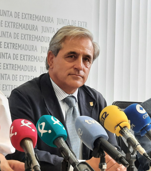 Archivo - El consejero de Gestión Forestal y Mundo Rural, Ignacio Higuero, en rueda de prensa en Mérida