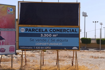 Una de las vallas publicitarias instaladas en El Ejido (Almería), cubierta con una lona negra.