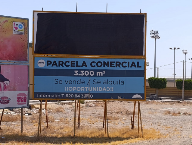 Una de las vallas publicitarias instaladas en El Ejido (Almería), cubierta con una lona negra.