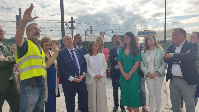 El ministro de Industria y Turismo, Jordi Hereu, en Avilés, visita las obras de recuperación de la Muralla Medieval.