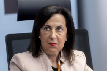 La ministra de Defensa, Margarita Robles, durante una visita al Cuartel General de la UME, en la Base Aérea de Torrejón de Ardoz, a 1 de agosto de 2025, en Torrejón de Ardoz, Madrid (España).