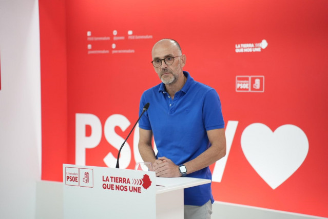 El secretario de Organización del PSOE de Extremadura, Manuel Mejías, en rueda de prensa