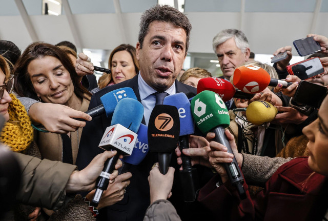 Archivo - El 'president' de la Generalitat, Carlos Mazón, ofrece declaraciones a los medios