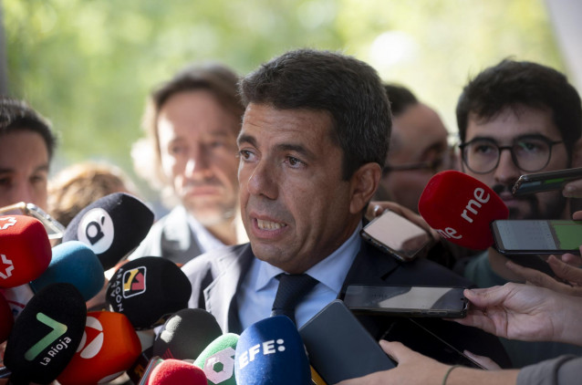 Archivo - El presidente de la Comunidad Valenciana, Carlos Mazón, ofrece declaraciones a los medios