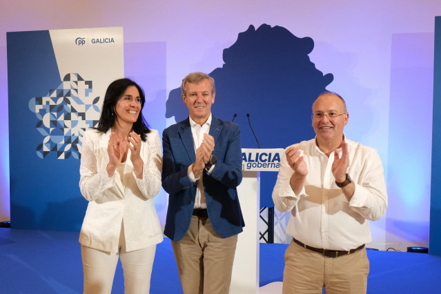 (I-D) La secretaria general del PP de Galicia, Paula Prado; el presidente del PP de Galicia y presidente de la Xunta, Alfonso Rueda, y el secretario general del PP, Miguel Tellado, durante la reunión de la junta directiva del PP de Galicia.