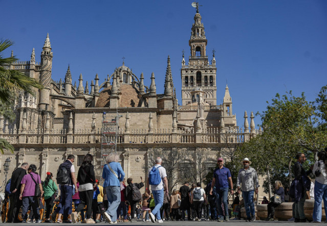 Archivo - Imagenes de recurso de turistas por el centro de Sevilla.