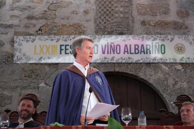 El presidente del Partido Popular, Alberto Núñez Feijóo, asiste a la Feria del Albariño de Cambados 2025, a 3 de agosto de 2025 en Cambados, Pontevedra, Galicia (España).