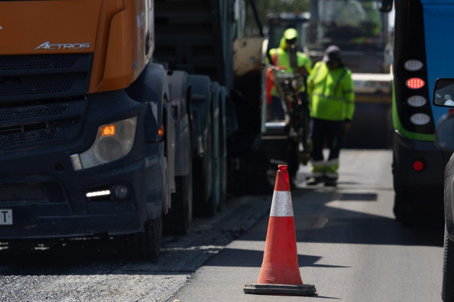 Dos trabajadores, a 24 de julio de 2025, en Madrid (España).