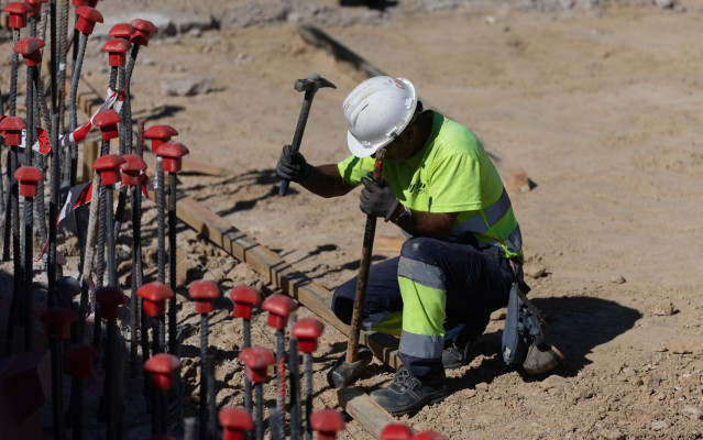 Trabajadores durante la realización de las obras de la A-5, a 29 de julio de 2025, en Madrid (España).