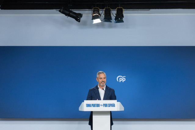 El vicesecretario de Hacienda, Vivienda e Infraestructuras, Juan Bravo, durante una rueda de prensa para tratar asuntos de actualidad, en la sede del PP, a 4 de agosto de 2025, en Madrid (España).
