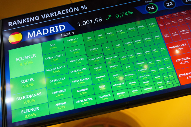 Archivo - Vista de las pantallas informativas, en la Bolsa de Madrid, a 1 de diciembre de 2023, en Madrid (España).