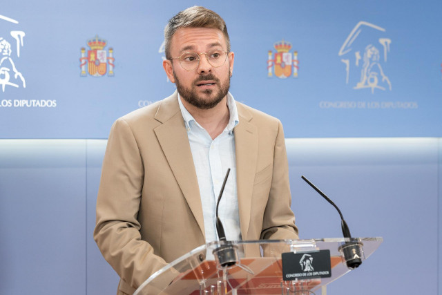 El diputado de Compromis Alberto Ibáñez, durante una rueda de prensa, en el Congreso de los Diputados, a 8 de julio de 2025, en Madrid (España).