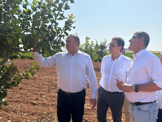 El consejero de Agricultura, Ganadería y Desarrollo Rural, Julián Martínez Lizán, en la visita a la explotación de Cristina Moreno.