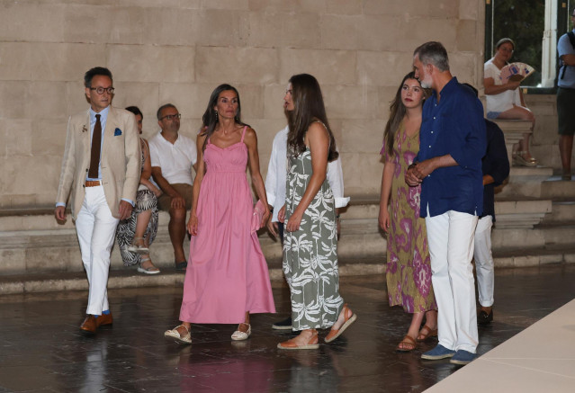 El Rey Felipe, la Reina Letizia, la Princesa Leonor y la Infanta Sofía visitan la exposición ‘La força inicial’ del artista Joan Miró en La Lonja, a 5 de agosto de 2025, en Palma de Mallorca (Islas Baleares, España).
