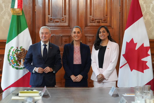 La presidenta de México, Claudia Sheinbaum, flanqueada por los ministros canadienses de Finanzas, Philippe Champagne, y de Exteriores, Anita Anand