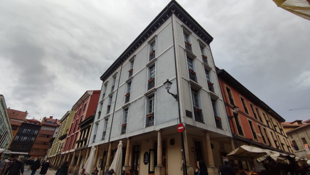 Archivo - Plaza de El Fontán, edificio de viviendas, pisos turísticos, Oviedo Antiguo, zona tensionada.