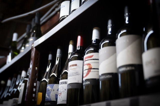Archivo - Varias botellas de vino en el lineal de una tienda