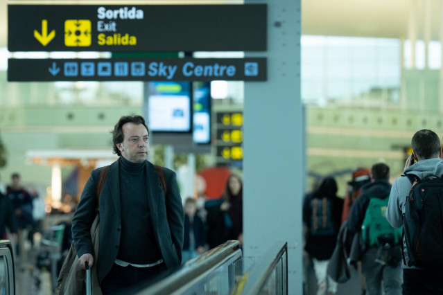 Archivo - Un hombre camina con su maleta en una cita en el aeropuerto de El Prat, a 19 de enero de 2023, en el Prat de Llobregat, Barcelona, Catalunya (España).