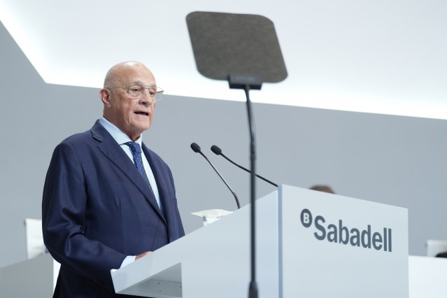 El presidente del Banco Sabadell, Josep Oliu, interviene durante la junta general extraordinaria de accionistas de Banco Sabadell, a 6 de agosto de 2025, en Sabadell, Barcelona, Catalunya (España). Banco Sabadell tiene previsto celebra hoy las dos juntas