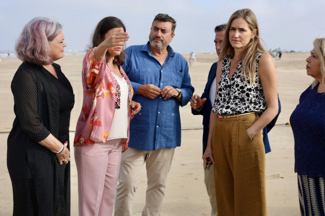La vicepresidenta tercera y ministra para la Transición Ecológica, Sara Aagesen, este miércoles en la playa de Camposoto en San Fernando (Cádiz).