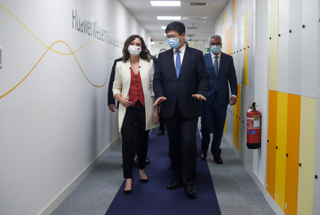 Archivo - La presidenta de la Comunidad de Madrid, Isabel Díaz Ayuso y el presidente de Huawei Europa, Li Peng, a su llegada a las instalaciones del Huawei European Tech Hub coincidiendo con el 20 aniversario de Huawei en España, en Huawei European Tech H