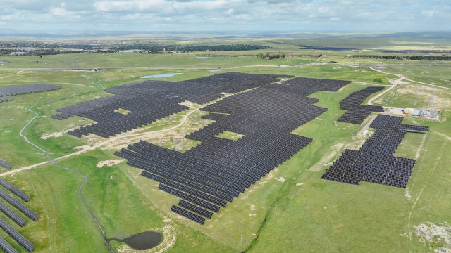 Archivo - Vista aérea de la planta solar de Cáceres