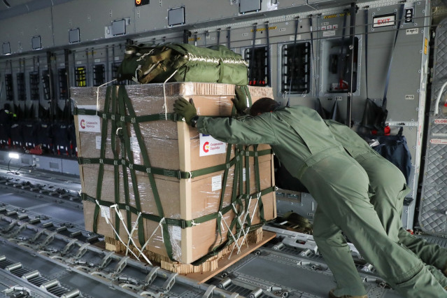 Archivo - Operarios preparan ayuda humanitaria para la población de Gaza en un avión del Ejército Español, en la base aérea de Zaragoza, a 27 de marzo de 2024, en Zaragoza (España).