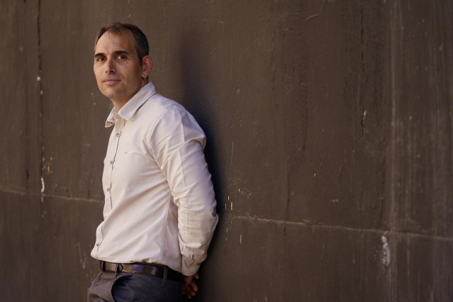 El coordinador de IU Andalucía y diputado de Sumar en el Congreso, Toni Valero, posa para la entrevista con Europa Press.
