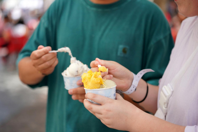 Archivo - Varias personas se toman un helado