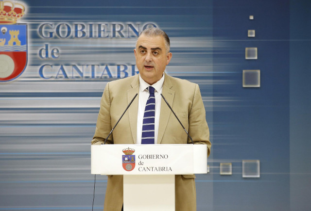 Archivo - El consejero de Fomento, Vivienda, Ordenación del Territorio y Medio Ambiente, Roberto Media